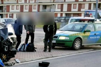 Túl nagy volt a lendület a körforgalomban, a srácok kiütötték az oszlopot