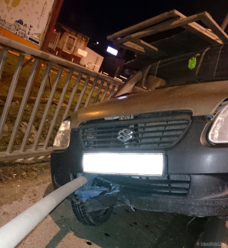 BMW lökte meg a suzukist Győrben, felnyársalta a szalagkorlát 1 BMW lökte meg a suzukist Győrben, felnyársalta a szalagkorlát 1