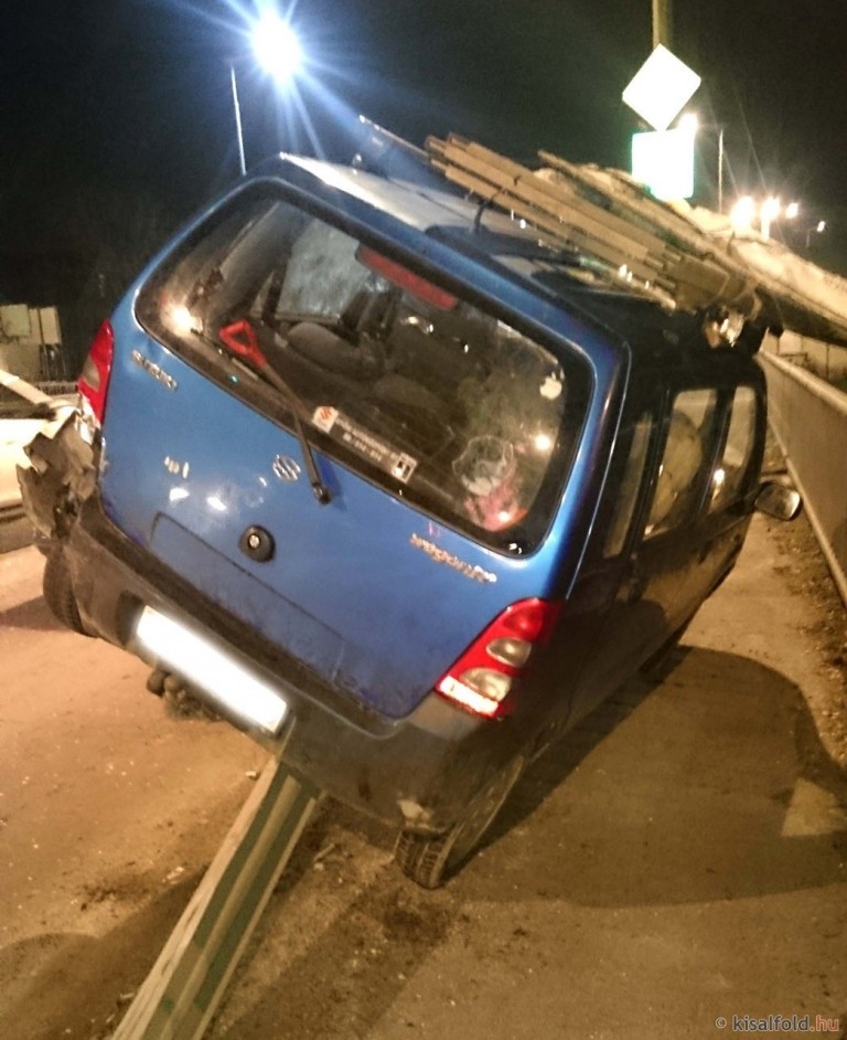 BMW lökte meg a suzukist Győrben, felnyársalta a szalagkorlát 2