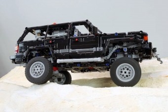 Toyota Land Cruiser, szinte csak műanyagból