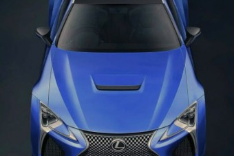 Betámadja a Ferrarit a Lexus