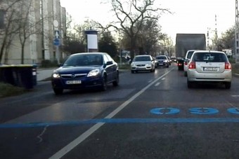 Mik ezek a nagy kék számok Budapesten az útra festve?