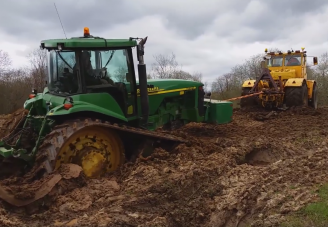 Elakadt a hipermodern John Deere, megmentője öreg orosz technika