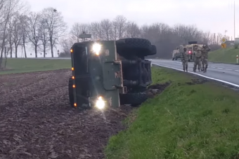 Két amerikai katonai jármű ragadt sárba a lengyeleknél, nem is akárhogy