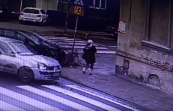 Centikre került a haláltól a zebrán, de hihetetlen mázlival megúszta karcolás nélkül