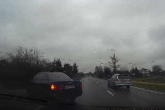 Nem nézett tükörbe, tetőre tette a gépet