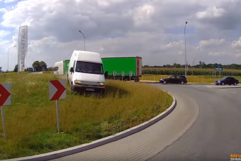 Ilyen kamikazéra senki sem számít egy körforgalomban