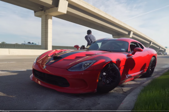 Saját kárán tanulta meg a Dodge Viper sofőrje, hogy a nagy erő nagy felelősséggel jár