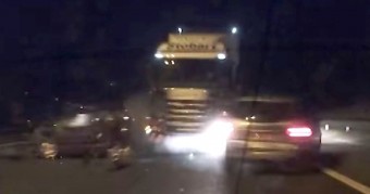 Elbóbiskolt kamionos csinált roncstelepet az autópályán, letöltendőt kapott a hibáért