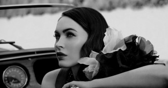 Keveset mutat, de sokat sejtet: ilyen a jó fotó autók és hölgyek témában