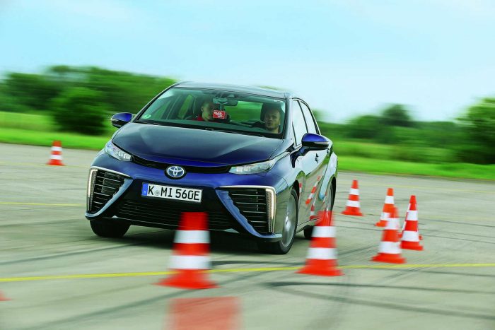 Az autó, ami 2,5 literrel beéri 3 Éles terhelésváltáskor erősen megdől a Mirai, de könnyedén uralható és stabil az útfekvése