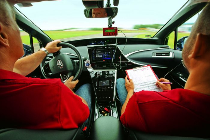 Az autó, ami 2,5 literrel beéri 2 A Toyota Mirai-t pontosan úgy teszteltük, ahogy az összes többi hagyományos autót: keményen és szigorúan