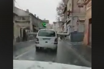 Nem hittük el, hogy van olyan hülye, aki így szállít csövet, aztán megnéztük a videót