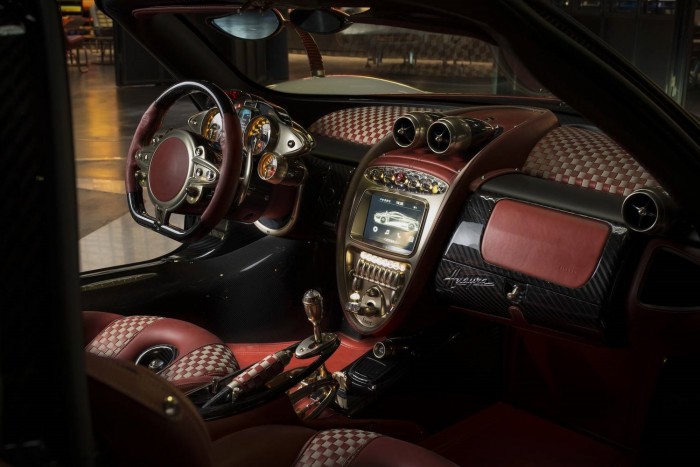 Öreg Fiat előtt tiszteleg a legújabb Pagani 6 | Vezess Öreg Fiat előtt tiszteleg a legújabb Pagani 6