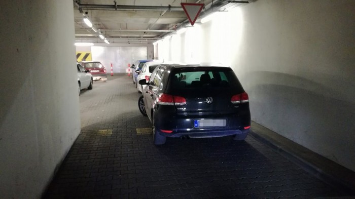 A pofátlan parkolás netovábbját fotózták egy budapesti mélygarázsban 2