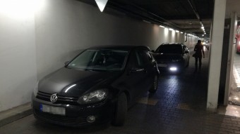 A pofátlan parkolás netovábbját fotózták egy budapesti mélygarázsban