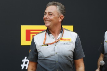 Koronavírusos betegeket szállít az F1-es gumifőnök