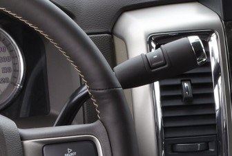 Mi a közös az Aston Martinban és a RAM pickupokban?