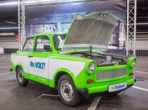 Szürreális látvány a hangtalanul suhanó, elektromos Trabant