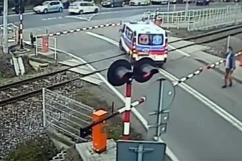 A sínekre hajtott a szirénázó mentő, de a sorompó nem kegyelmezett