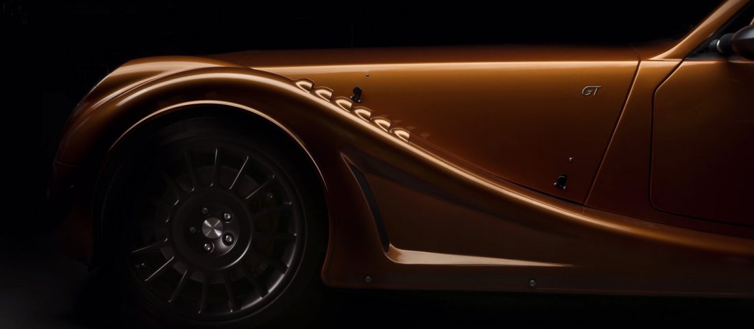 Utcai versenyautóval búcsúzik a kancsal Morgan