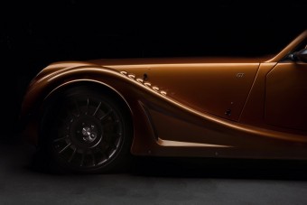 Utcai versenyautóval búcsúzik a kancsal Morgan