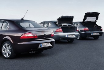 6 autó, szokatlanul nyíló ötödik ajtóval