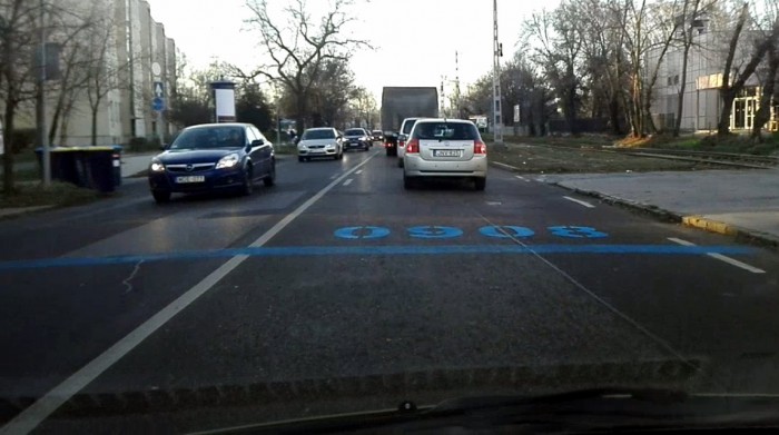 Mik ezek a nagy kék számok Budapesten az útra festve? 1