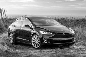 Bérelt Teslát bontott szét a Mercedes