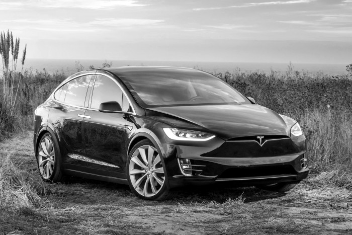 Bérelt Teslát bontott szét a Mercedes