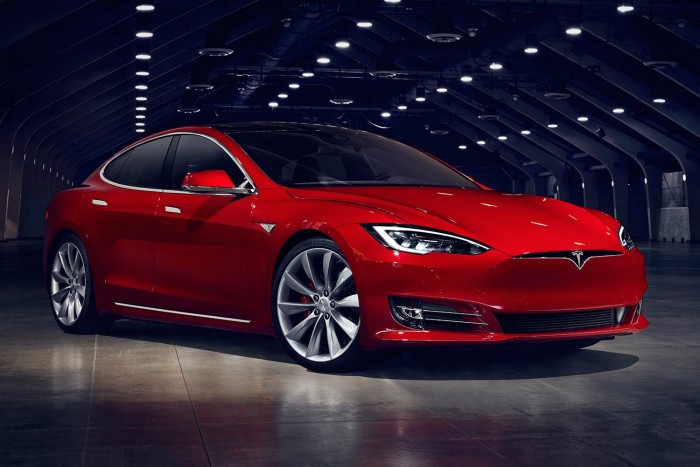 Duzzog a Tesla, beperelte a német államot