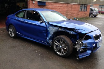 Ittas menyasszony vágódott árokba BMW-vel