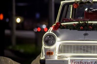 Csornán van az ország legmenőbb karácsonyfája, ami valójában egy fény-Trabant