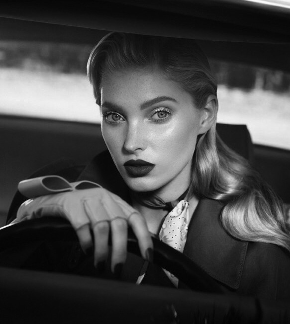 Keveset mutat, de sokat sejtet: ilyen a jó fotó autók és hölgyek témában 10