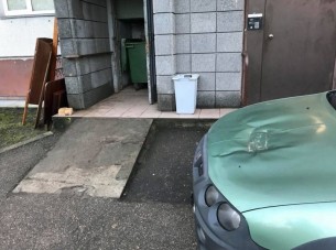 Cetli helyett téglát kapott, mert rossz helyre parkolt