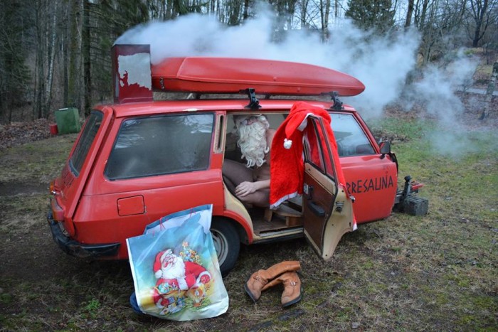 Meztelen emberek izzadnak egy Wartburgban, és élvezik 2