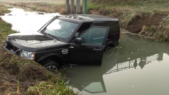 Fotókon a Rábakecölnél árokba repült Land Rover