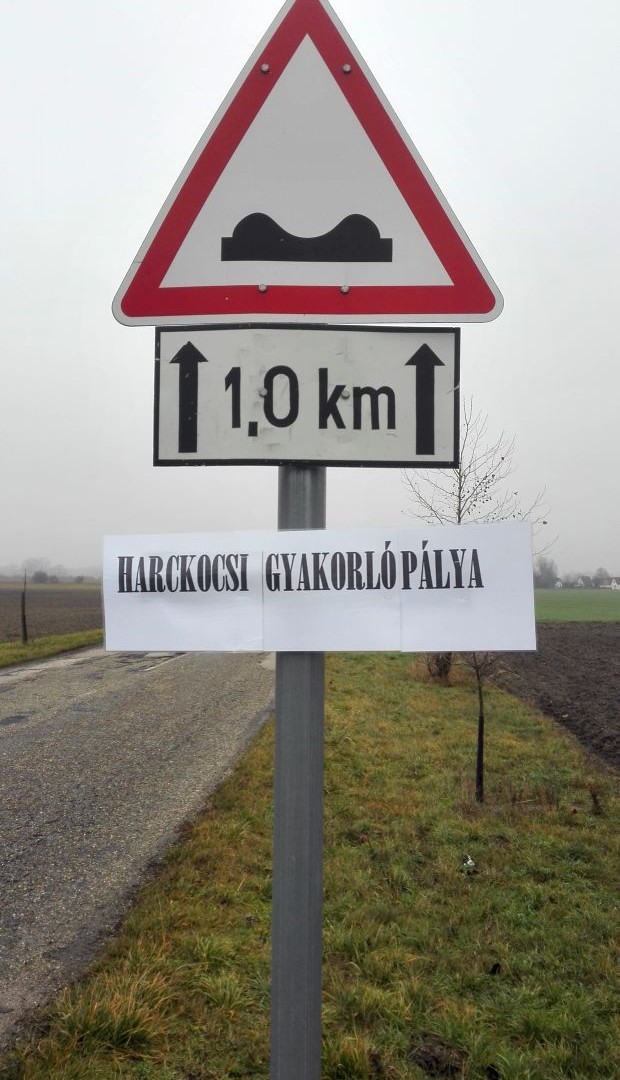 Meghekkeltek egy hazai KRESZ-táblát, hozzátesszük, teljesen jogosan 1