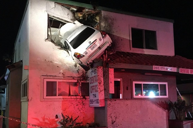 Házba repült egy autó, fotón a baleset