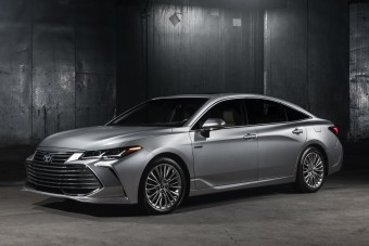 Ötméteres szedán a Toyotától