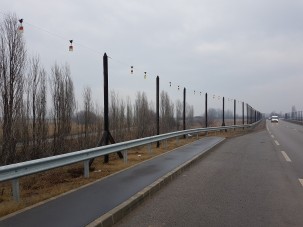 Ezért vannak furcsa oszlopok a 31-es út mentén