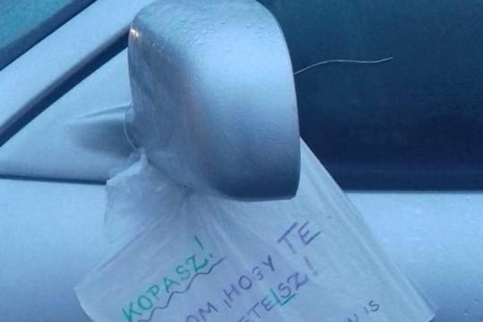Fegyelmező üzenetet kapott egy szemetelő autós