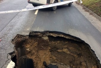 Szakadék lett az út helyén Budapesten