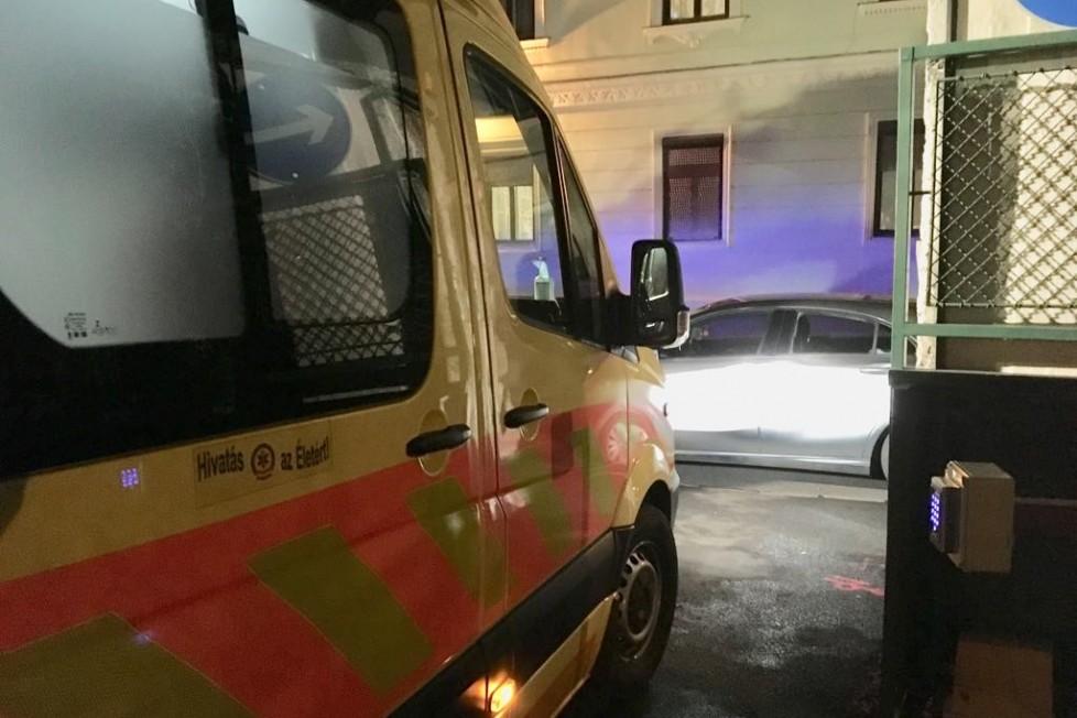 Ennél nincs lejjebb, a kórház kapujába állt az autós, feltartva a mentőt 2 | Vezess Ennél nincs lejjebb, a kórház kapujába állt az autós, feltartva a mentőt 2