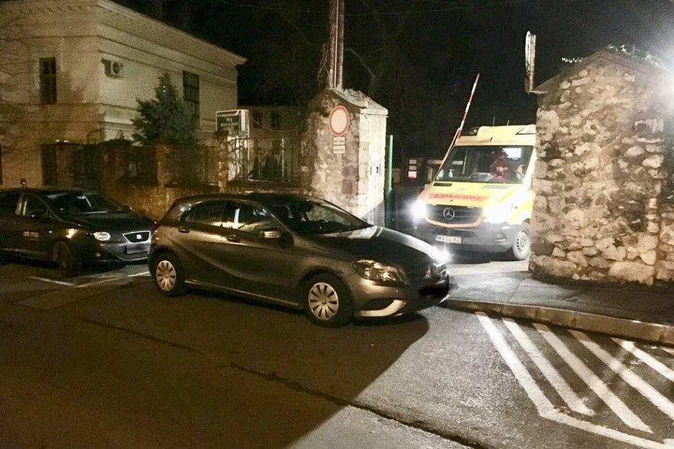 Ennél nincs lejjebb, a kórház kapujába állt az autós, feltartva a mentőt 1