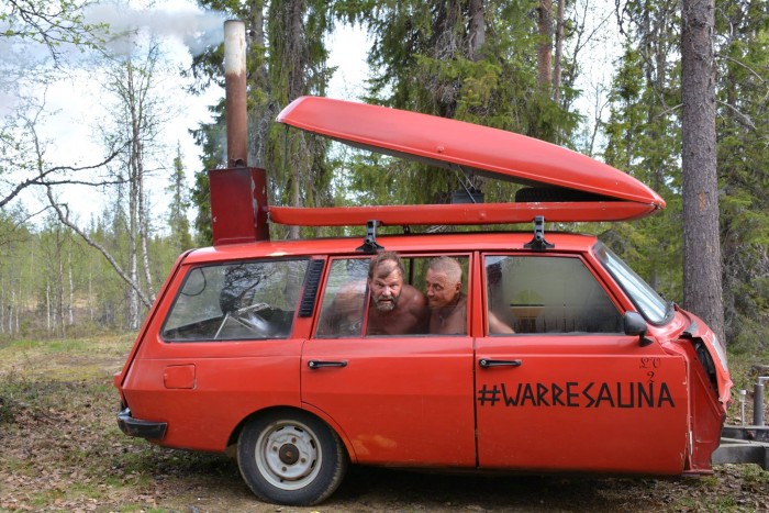 Meztelen emberek izzadnak egy Wartburgban, és élvezik 6