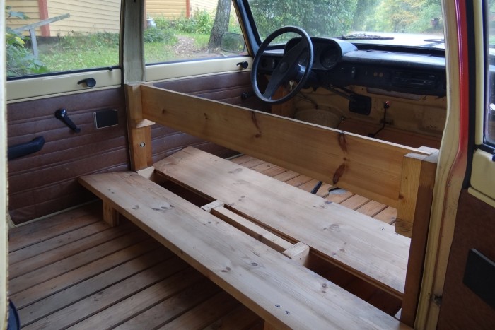 Meztelen emberek izzadnak egy Wartburgban, és élvezik 3