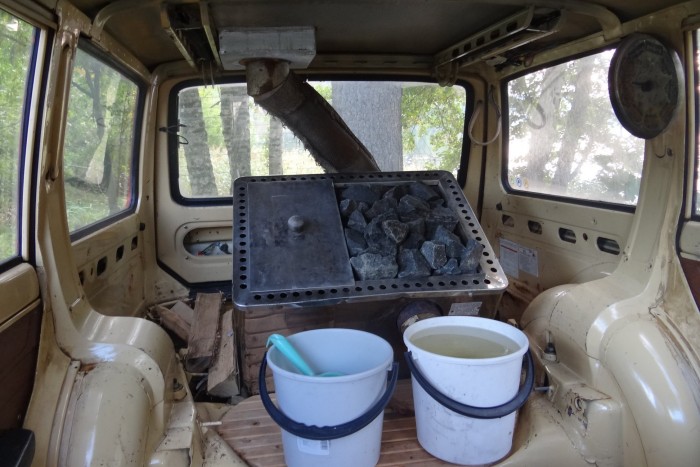 Meztelen emberek izzadnak egy Wartburgban, és élvezik 4