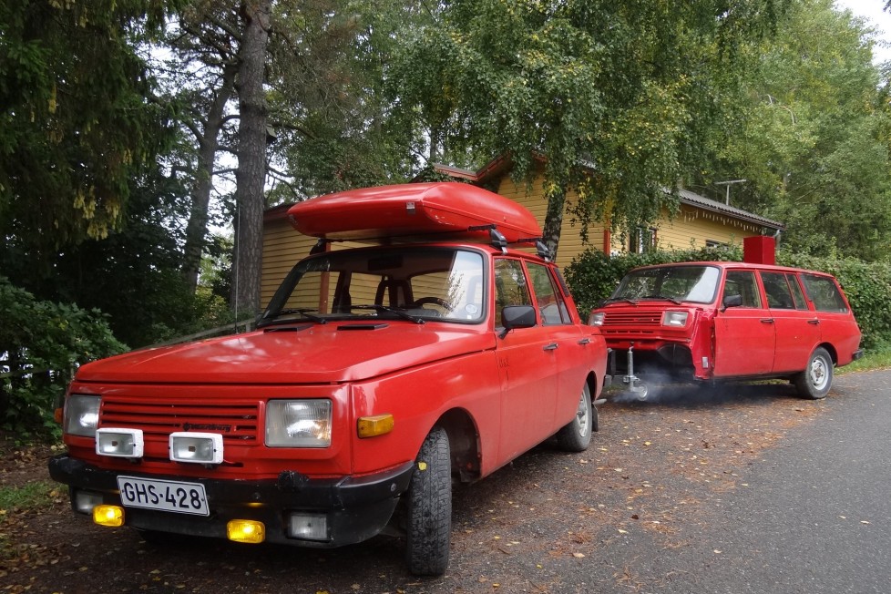 Meztelen emberek izzadnak egy Wartburgban, és élvezik 5