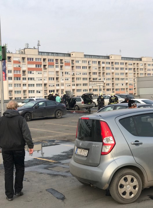 Kigyulladt egy autó az Árkád tetején 1 Kigyulladt egy autó az Árkád tetején 1